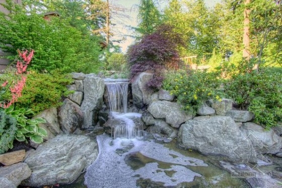 庭院內獨特的瀑布景觀設計