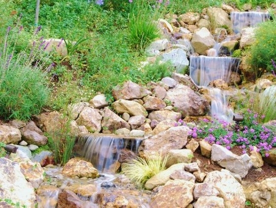 庭院內(nèi)獨(dú)特的瀑布景觀設(shè)計(jì)